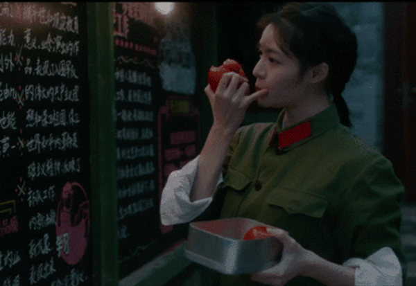 电影《芳华》中吃西红柿的镜头，勾起了很多人对于这个味道的回忆。